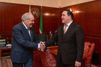 Шаймиев поздравил руководителя «Сетевой компании» Татарстана с юбилеем и успешной работой