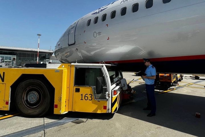 В аэропорту Казани буксир-толкач пробил фюзеляж самолета — прокуратура проводит проверку