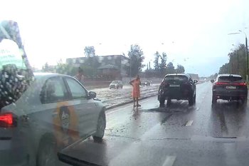 Провал асфальта на Сибирском тракте в Казани не ремонтируют три недели