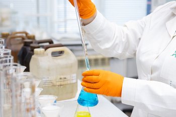 Более 75% ВИЧ-инфицированных в России получают отечественные препараты