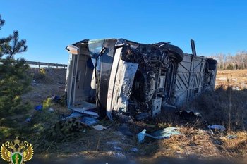 В ДТП в Приамурье перевернулся автобус с вахтовиками