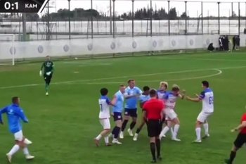 Массовая драка произошла между игроками ФК «Крылья Советов» и «КАМАЗ» на товарищеском матче