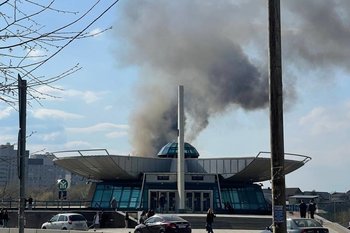 В поселке Аметьево горит несколько домов в жилом секторе — специалисты запрашивают вертолет