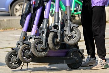 В России предложили увеличить штраф за езду на электросамокате вдвоем