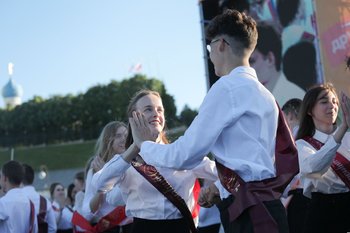 Прощай, школа: в Казани выросли продажи платьев и костюмов