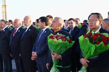 Рустам Минниханов возложил цветы к памятнику Махтумкули Фраги в Ашхабаде