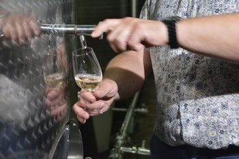 Розничные продажи алкоголя в России за январь — октябрь упали на 10,3%