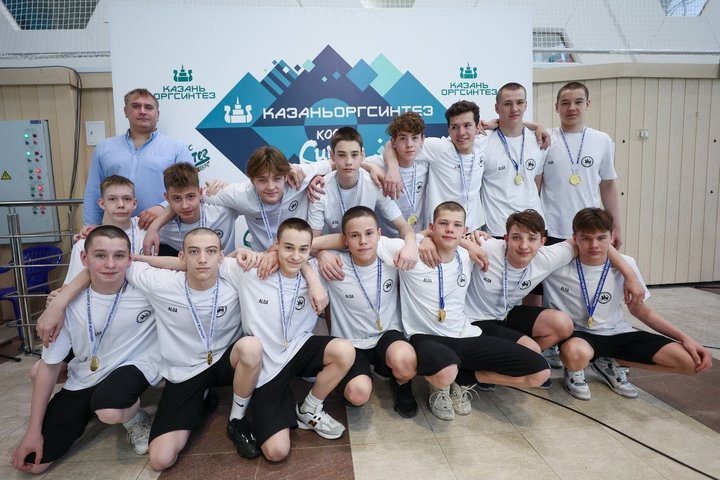 КОС-СИНТЕЗ наградил подарками молодых воспитанников своего клуба