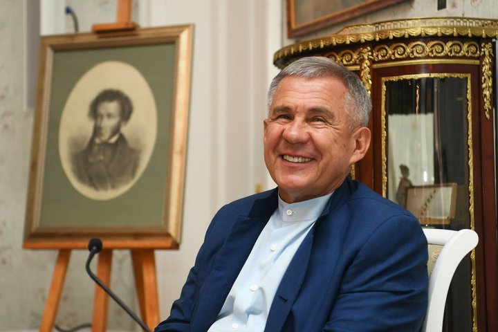 Рустам Минниханов встретился с выпускниками, набравшими максимальные баллы на ЕГЭ