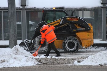 От 1 тыс. рублей в час: в Казани вырос спрос на ручную уборку снега