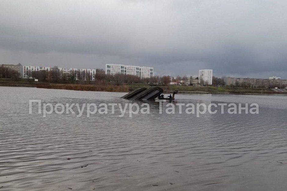 В Челнах на реке Мелекеске опрокинулся плавающий экскаватор — водитель пропал без вести