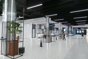 Отец Илона Маска прилетел в Казань