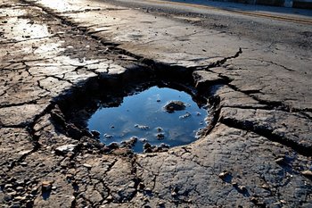 В Зеленодольском районе обрушилось асфальтовое покрытие на складе маркетплейса