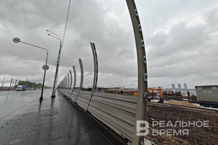 В Казани на Кировской дамбе начали установку прозрачных шумозащитных экранов