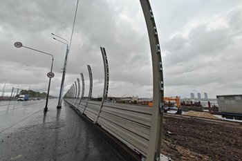 В Казани на Кировской дамбе начали установку прозрачных шумозащитных экранов