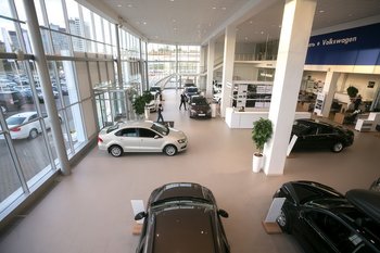 Продажи новых автомобилей в России снизились на 26% за семь месяцев 2025 года