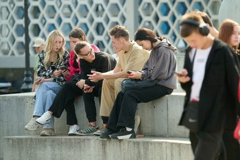 Минцифры предлагает ввести детские SIM-карты с ограничениями для детей до 14 лет