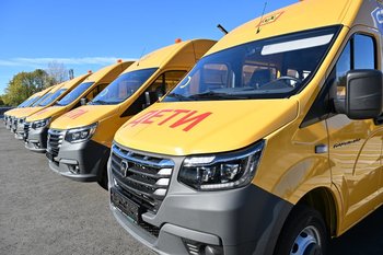 В Татарстане городам и районам передали 59 новых школьных автобусов