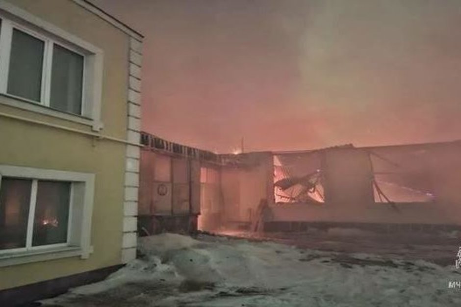 В Елабуге произошел крупный пожар на складе, который тушили почти 90 человек