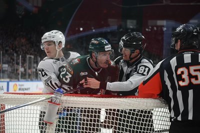 Сонливый первый период, казанское судейство и отскок: как «Ак Барс» одолел «Трактор» в Казани