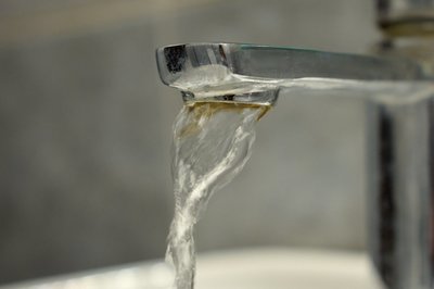 Бастрыкин взял на контроль жалобы на загрязненную воду из-под крана в Самосырово