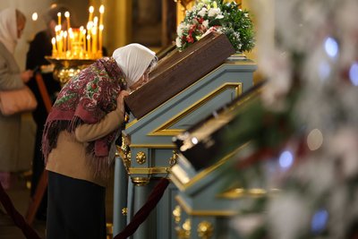 Путин поздравил православных с Рождеством и посетил богослужение в Подмосковье