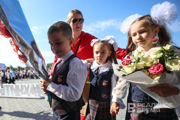 Нилов предложил повысить лимит стоимости подарков учителям и врачам