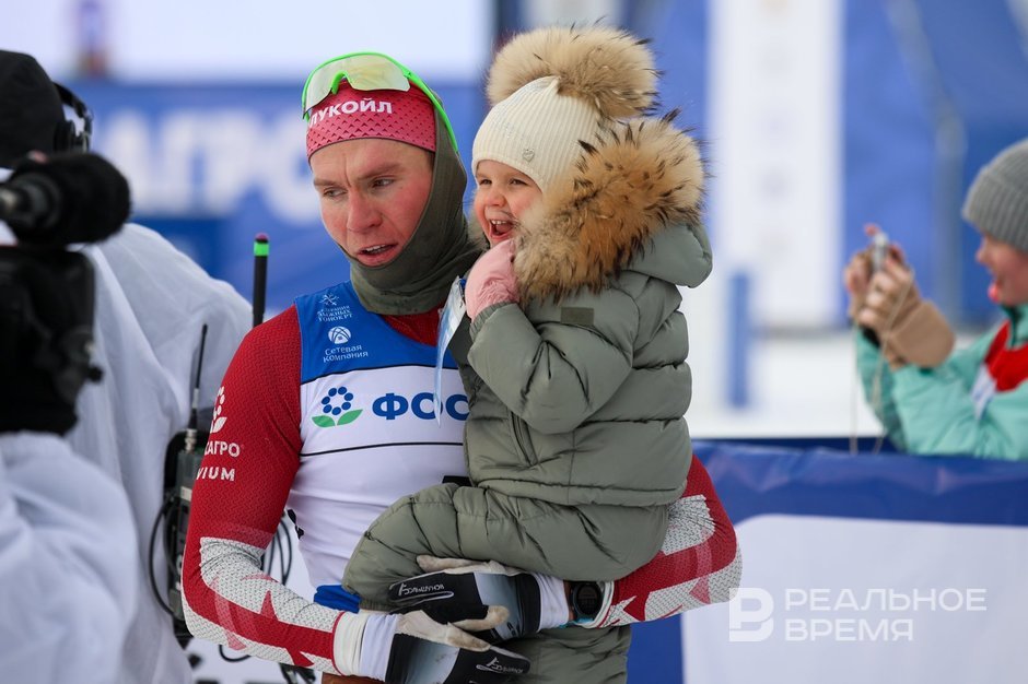 Первой поздравила папу на финише самая преданная поклонница Александра Большунова.