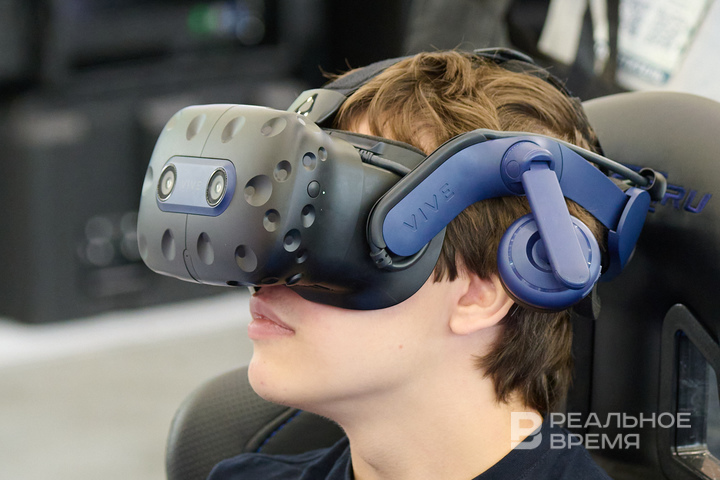 Молодой человек взглянул в будущее на выставке «Дрон Экспо 2025».