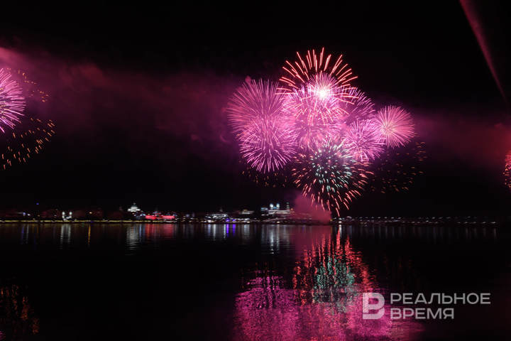 Над Казанью в День города и республики распустились огненные цветы.