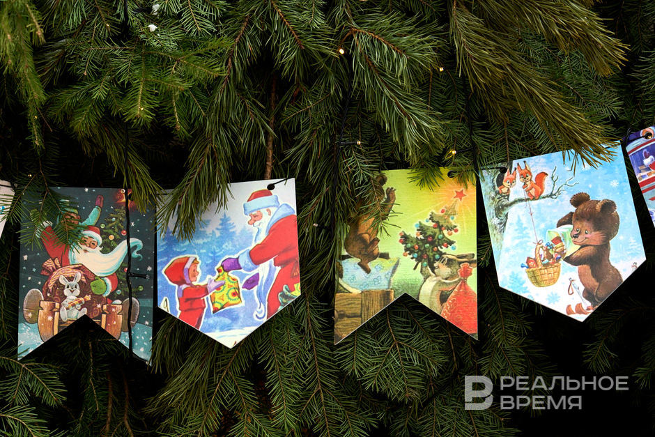Цены на искусственные елки доходят до 14 тыс. рублей, на живые — до 25 тыс.