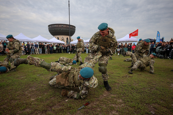 Число контрактников превысило 422 тысячи, добровольцев — 32 тысячи