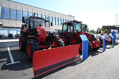 Сельские поселения Татарстана получат 12 тракторов на 32,2 млн рублей