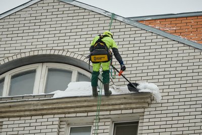 100 тыс. за хрущевку: кто должен убирать снег с казанских крыш и сколько это стоит