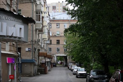 Сильный ветер повалил пять деревьев в Казани, один автомобиль поврежден