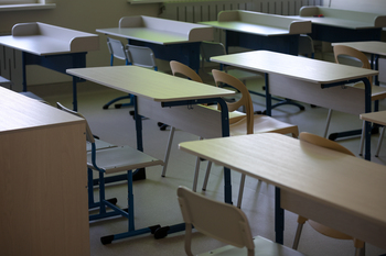 Минпросвещения назвало фейком информацию о «партах позора» в школах