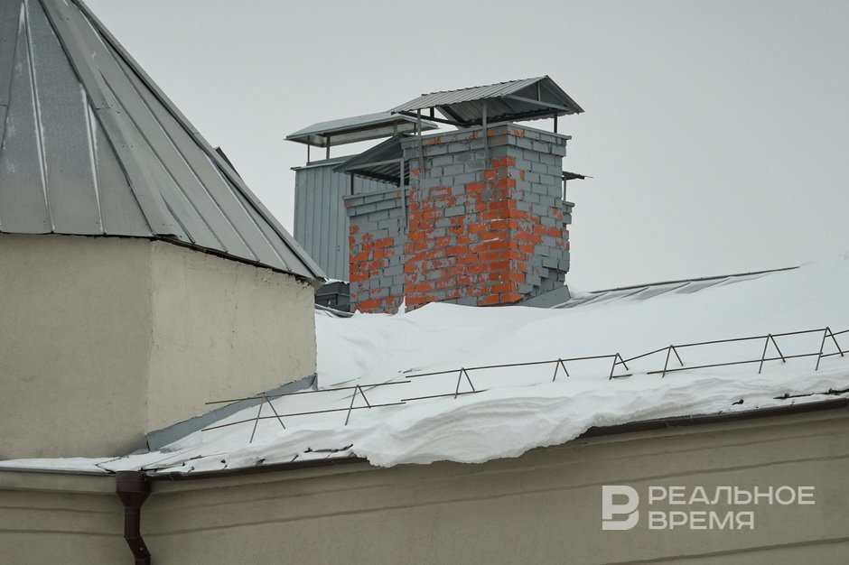 Татарстанцев предупредили о возможном сходе снега и наледи с крыш