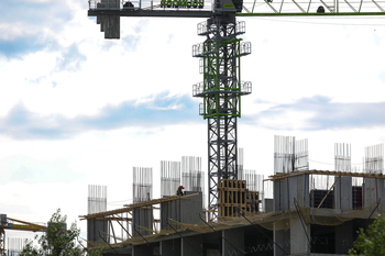 Выдача разрешений на строительство жилья в России сократилась на 24%