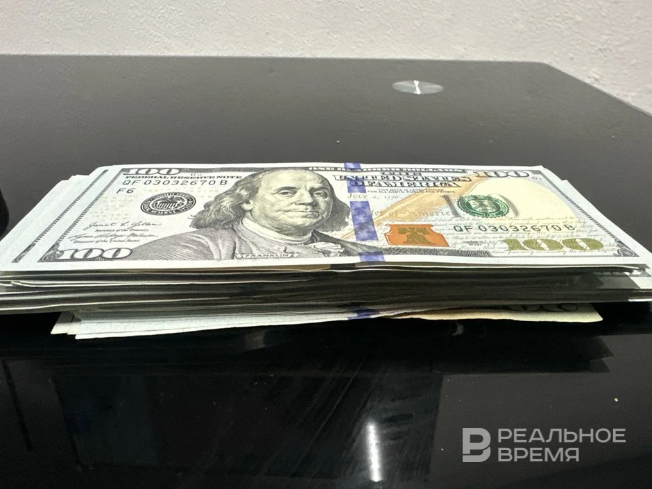 ЦБ понизил официальные курсы доллара и евро на 1 апреля