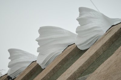 УК «Дербышки» с начала года не реагировала на обращения жителей дома о риске схода снега с крыши