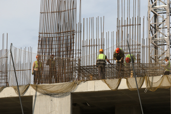 В России могут ввести налог на зарплаты мигрантов для финансирования их образования