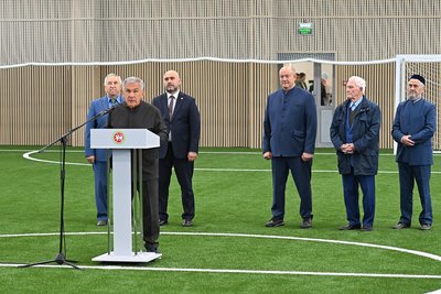Рустам Минниханов открыл футбольный манеж в Тюлячинском районе Татарстана