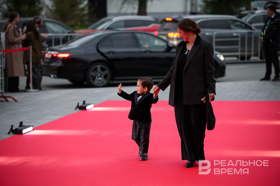 Самый маленький гость прошелся по красной дорожке Казанского международного кинофестиваля «Алтын минбар»