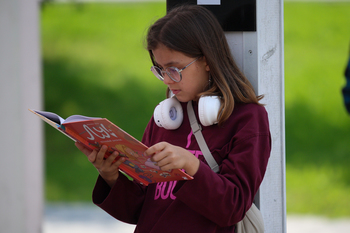 Что читали подростки летом-2025: любовь, фэнтези и вечная классика