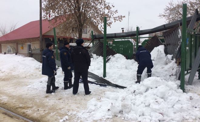 В Казани под тяжестью снега обрушилась остановка