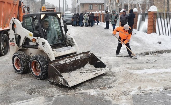 На уборку казанских улиц от снега вышли 483 рабочих и 227 единиц спецтехники