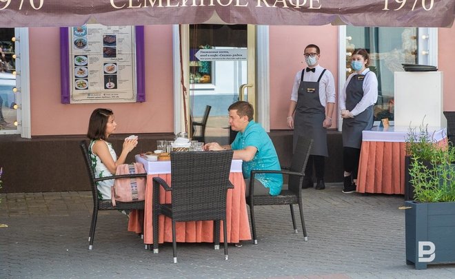 День открытых веранд: как казанский общепит пережил карантин, а Рустам Минниханов попал в «Сказку»