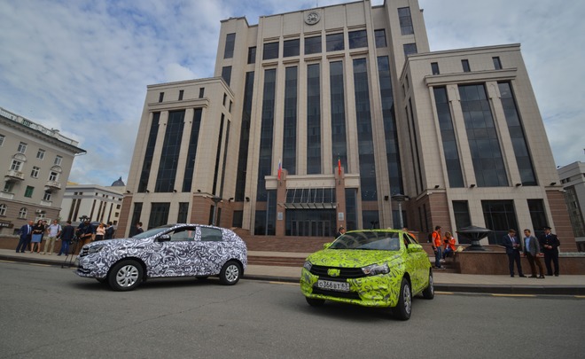 Рустам Минниханов первым протестировал Lada Vesta и Xray