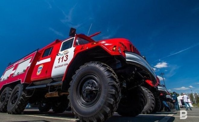 Пожарные спасли из горящей пятиэтажки в Казани двух человек