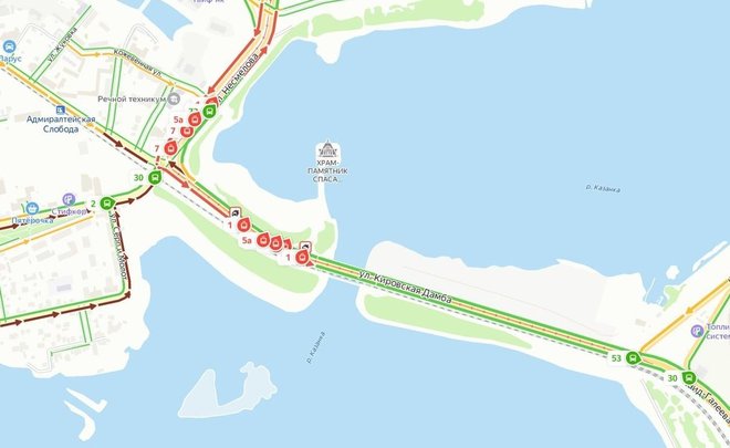 На Кировской дамбе ДТП и очередь из трамваев